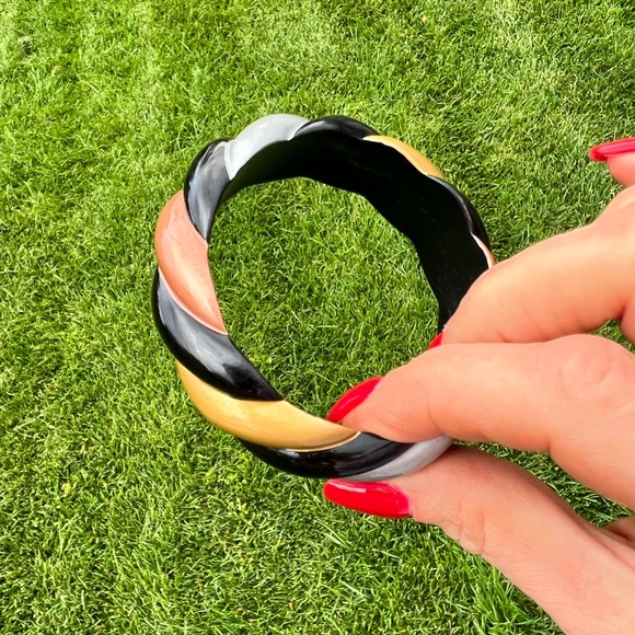 Vintage Acrylic Swirl Bangle Bracelet - Picture 12 of 12
